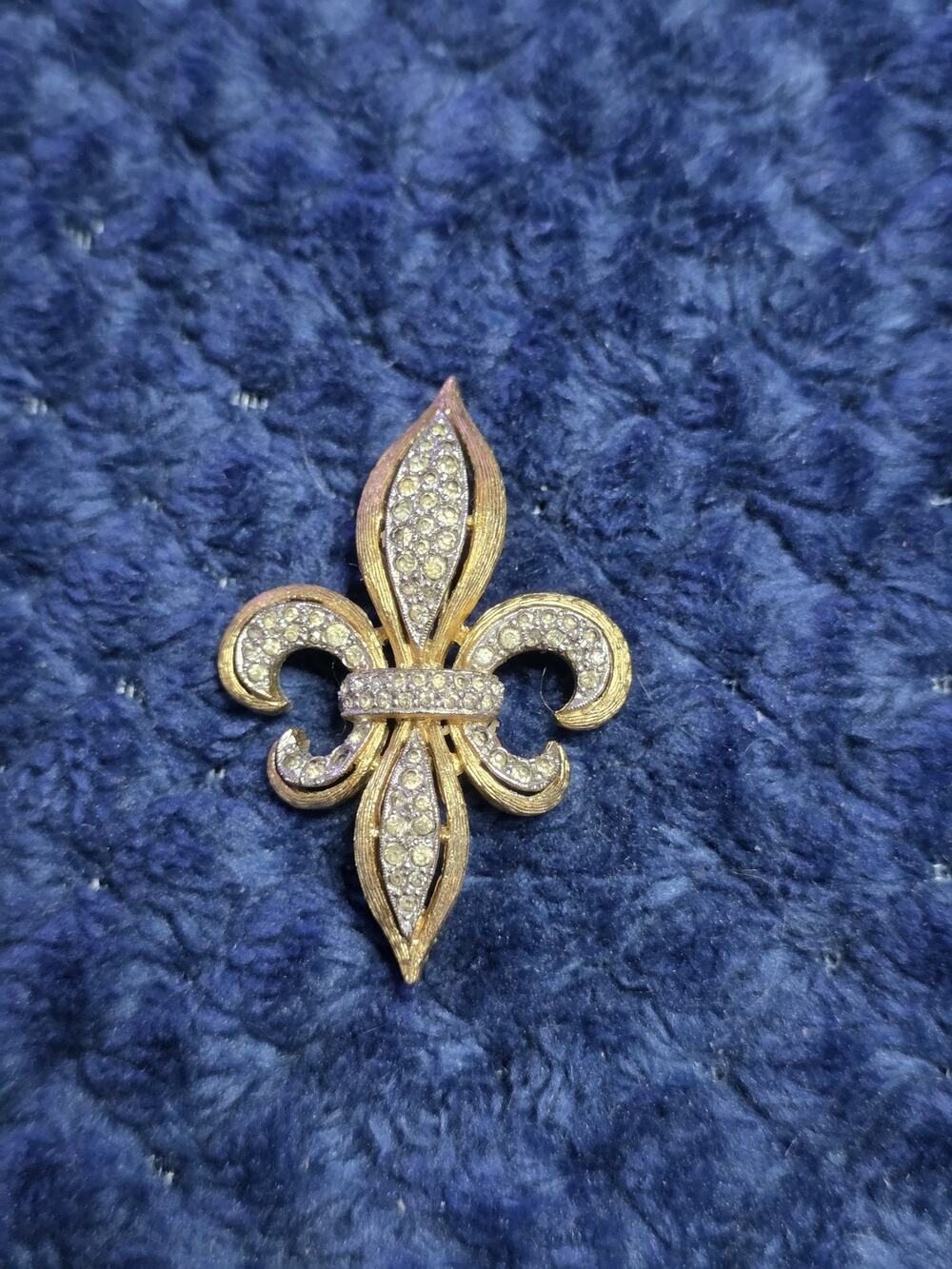 Vintage Signed PANETTA Rhinestone Fleur De Lis Brooch Pin Florentine Gold Pave